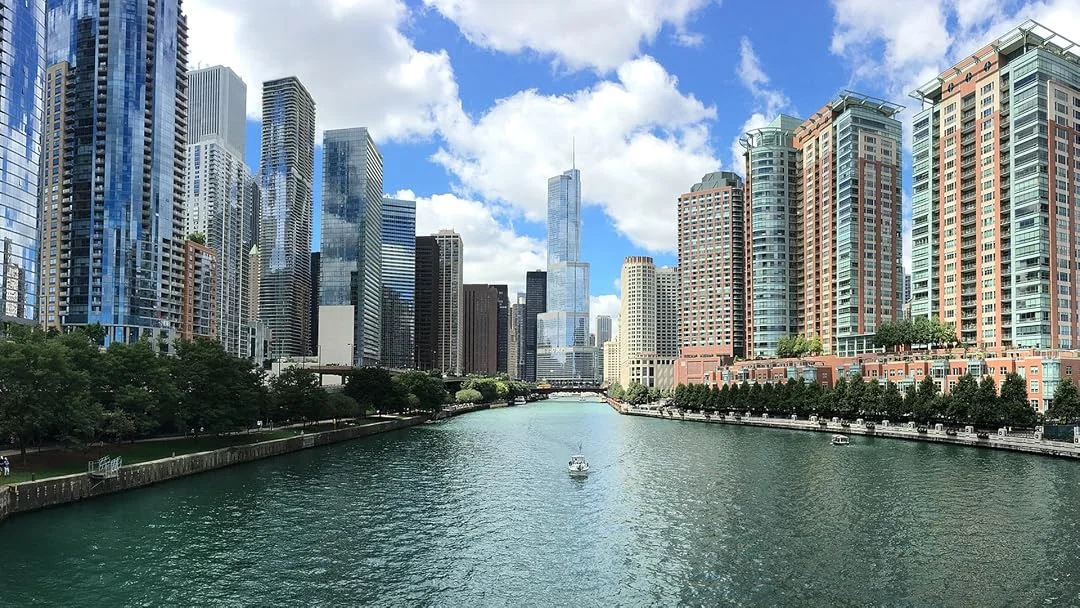 Downtown Chicago buildings along the river